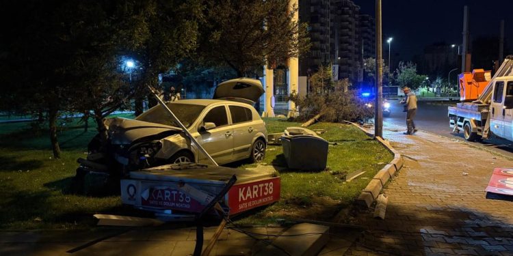 Otomobil önce ağacı ikiye böldü, ardından parka daldı