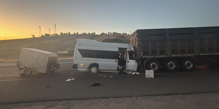 Malatya’da tarım işçilerini taşıyan minibüs tıra çarptı: 18 yaralı