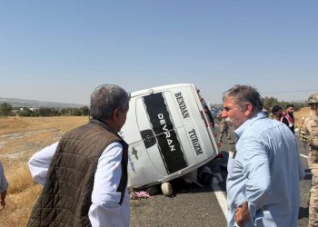Diyarbakır’da devrilen minibüsteki 2 kişi öldü, 12 kişi yaralandı