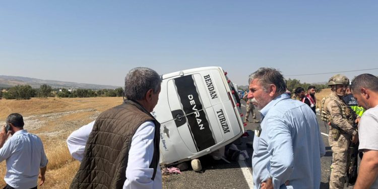 Diyarbakır’da devrilen minibüsteki 2 kişi öldü, 12 kişi yaralandı