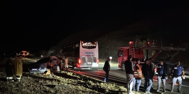 Yolcu otobüsü ile SUV tipi araç çarpıştı: 1’i ağır 7 yaralı