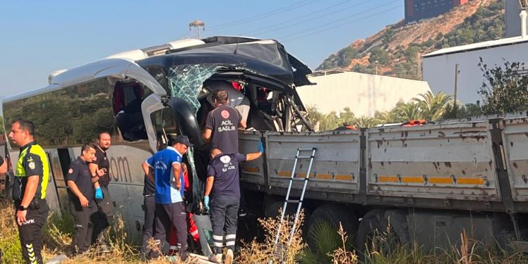 Yolcu otobüsü ile tır çarpıştı: 2 ölü, 18 yaralı