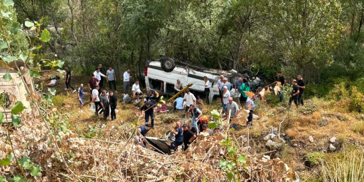Sivas’ta yolcu minibüsü devrildi: 4 ölü, 10 yaralı