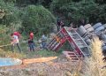 Sakarya’da ağır yük aracı şarampole devrildi: 1 ölü