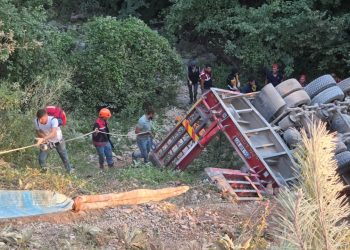 Sakarya’da ağır yük aracı şarampole devrildi: 1 ölü
