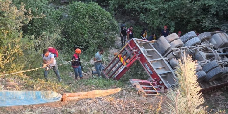 Sakarya’da ağır yük aracı şarampole devrildi: 1 ölü