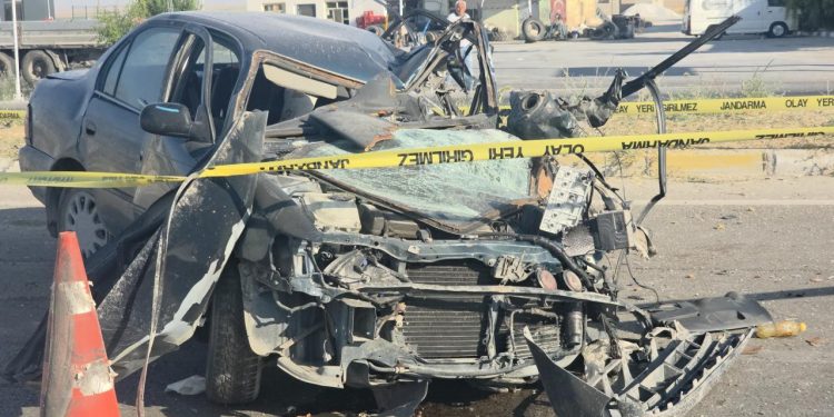Aksaray’da otomobil direğe çarptı: 2 ölü, 2 yaralı