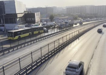 Küçükçekmece D-100’de otomobil, İETT otobüsüne çarptı: 3 ölü