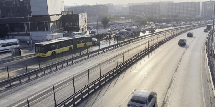 Küçükçekmece D-100’de otomobil, İETT otobüsüne çarptı: 3 ölü