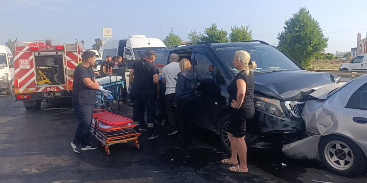 Antalya’da 6 araç birbirine girdi: 17 yaralı
