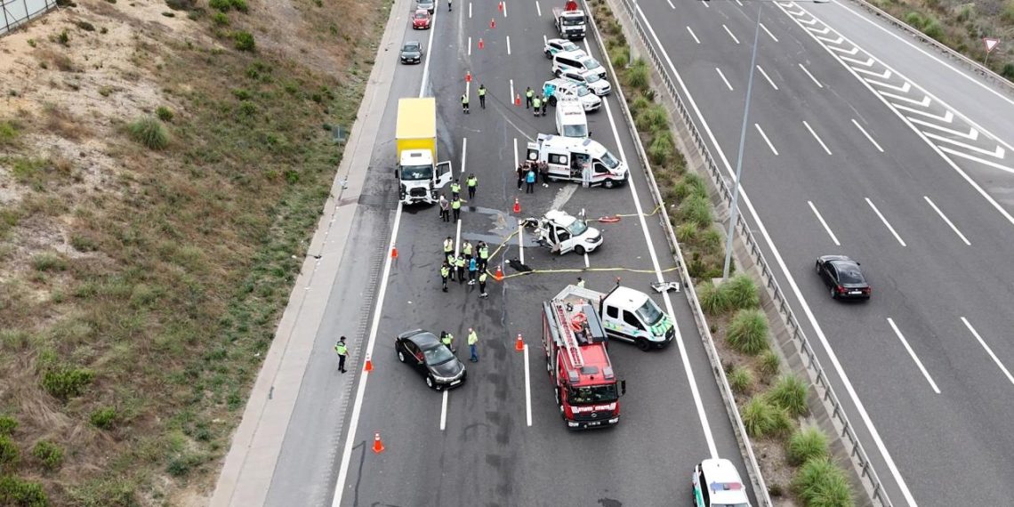 Kuzey Marmara Otoyolu’nda kamyon ile otomobil çarpıştı: Yaralılar var