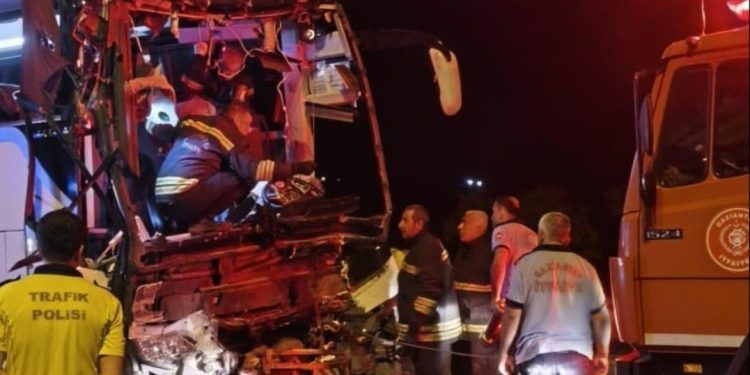 Gaziantep’te yolcu otobüsü tıra çarptı: 2 ölü, 17 yaralı