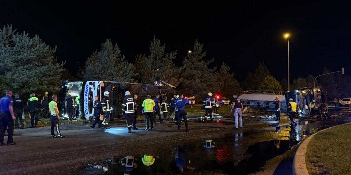 Yolcu otobüsü benzin tankeriyle çarpıştı: 35 yaralı