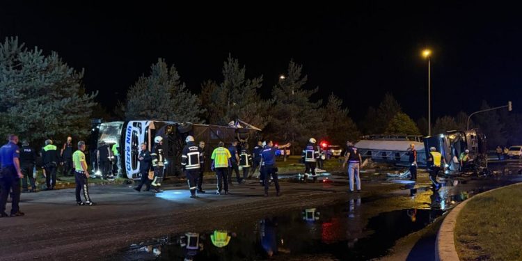 Yolcu otobüsü benzin tankeriyle çarpıştı: 35 yaralı