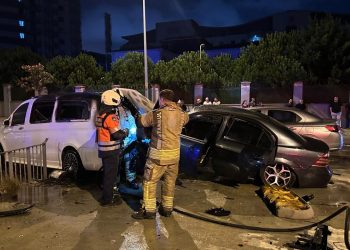 Park halindeki araçlara çarpan otomobil alev aldı