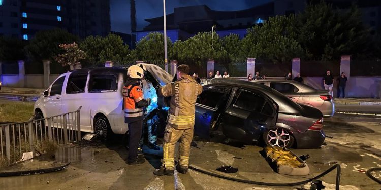 Park halindeki araçlara çarpan otomobil alev aldı