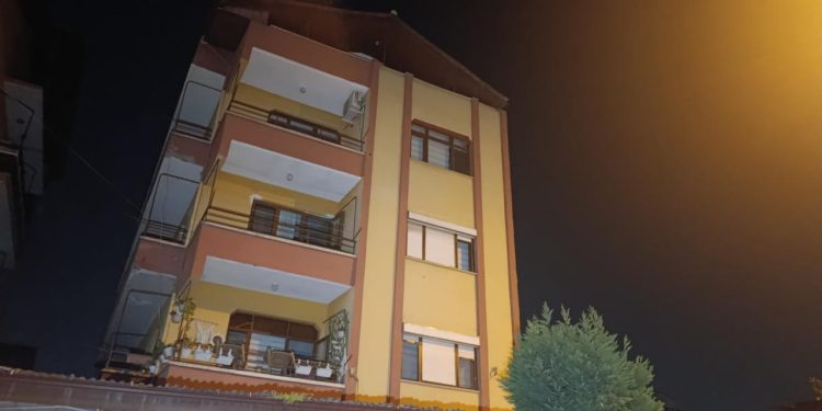 Kocaeli’de 4 katlı bina boşaltıldı