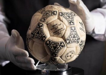 Maradona’nın “Tanrı’nın Eli” topu 3,3 milyon dolara satıldı