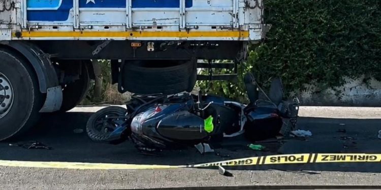 İzmir’de park halindeki tıra çarpan motosiklet sürücüsü öldü