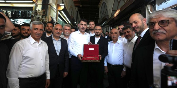 Kapalıçarşı esnafı çarşının sembolik anahtarını Murat Kurum’a hediye etti