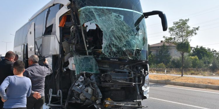 Afyonkarahisar’da yolcu otobüsü kamyonete çarptı: 1 ölü, 15 yaralı