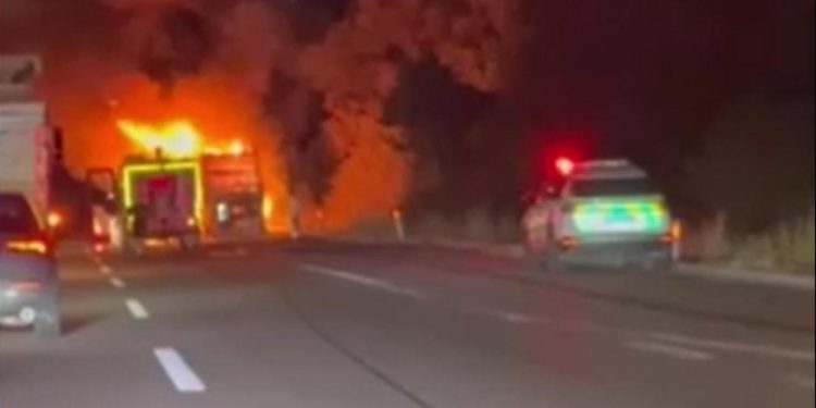 TEM’de korku dolu anlar: Yolcu otobüsü alev topuna döndü