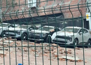 Kağıthane’de duvar çöktü: 12 sıfır kilometre araç hasar gördü