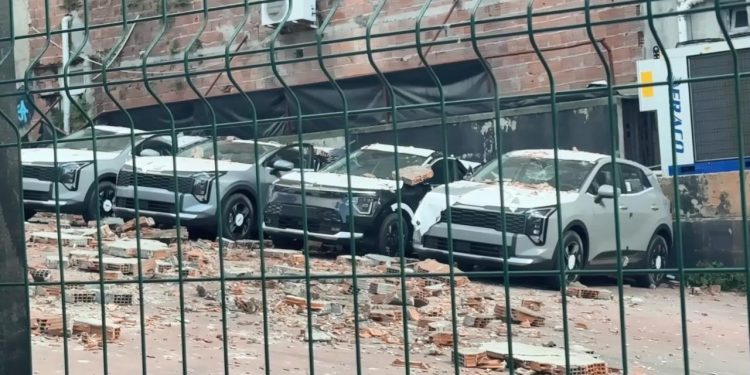 Kağıthane’de duvar çöktü: 12 sıfır kilometre araç hasar gördü