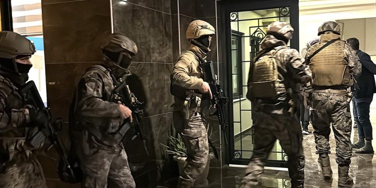 İzmir merkezli suç örgütüne 3 ilde operasyon