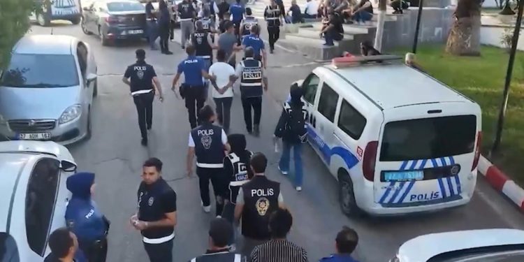 71 ilde uyuşturucu operasyonu: Zehir taciri 844 şüpheliye tutuklama