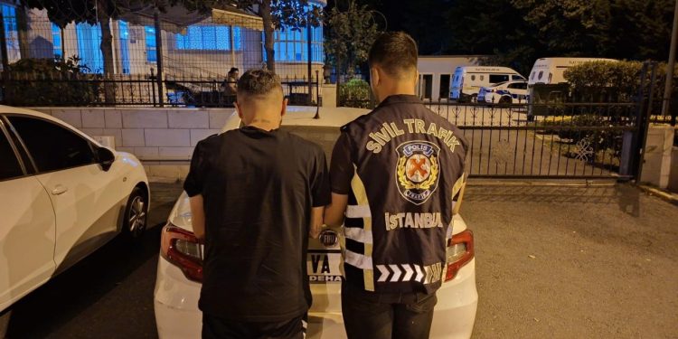 Trafikte bıçakla dehşet saçan sürücüye 180 bin lira ceza