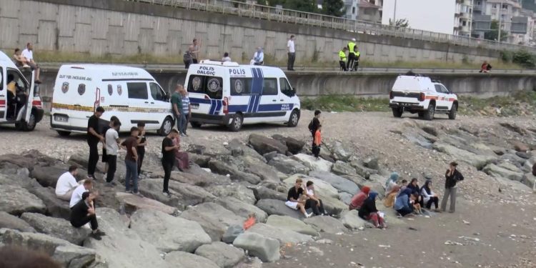 Rize’de denize giren 2 kardeşten biri öldü