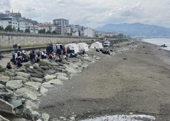 Rize’de denizde kaybolan çocuğu arama çalışmaları sürüyor