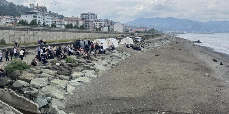 Rize’de denizde kaybolan çocuğu arama çalışmaları sürüyor