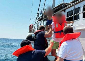Marmaris’te tekne karaya oturdu: 11 kişi kurtarıldı