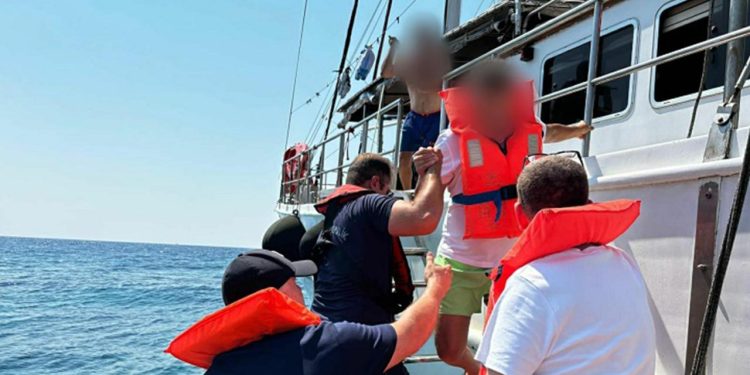 Marmaris’te tekne karaya oturdu: 11 kişi kurtarıldı