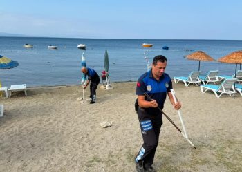 Sabitlenen şezlong ve şemsiyeler sahilden toplandı