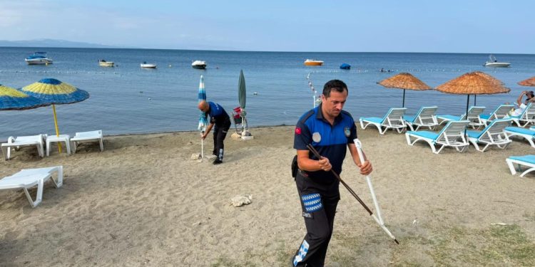 Sabitlenen şezlong ve şemsiyeler sahilden toplandı