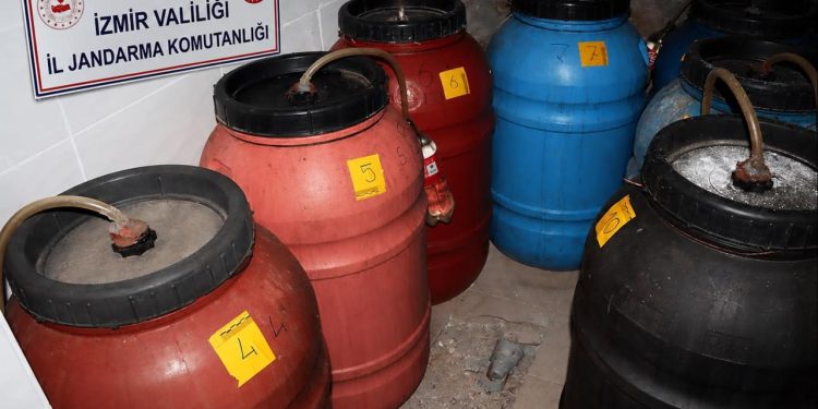 İzmir’de 2 bin 200 litre sahte alkol ele geçirildi