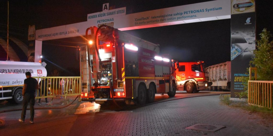 Sakarya’da 2 kişi kamyondaki varillerden sızan kimyasaldan etkilendi
