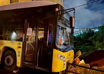 Sarıyer’de İETT otobüsü bariyerlere çarptı