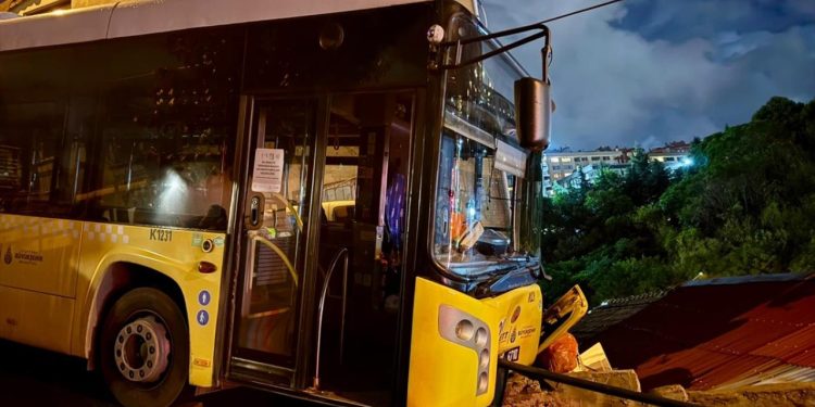 Sarıyer’de İETT otobüsü bariyerlere çarptı