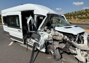 Başkentte servis minibüsü tıra çarptı: 7 yaralı