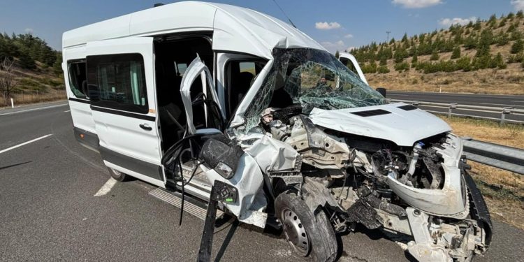 Başkentte servis minibüsü tıra çarptı: 7 yaralı