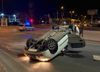 Kamyonla çarpışan otomobil savrulup takla attı