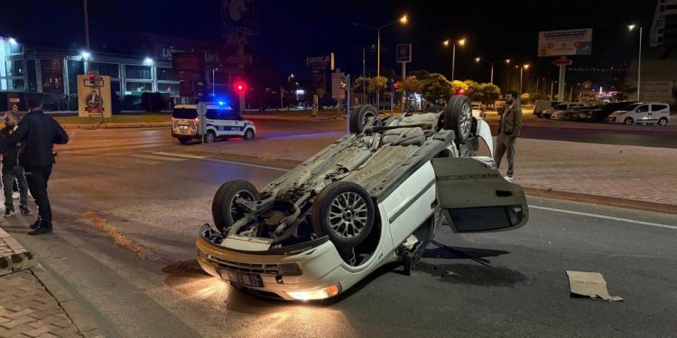 Kamyonla çarpışan otomobil savrulup takla attı