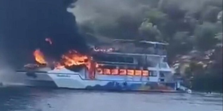 Fethiye’de gezi teknesi alev alev yandı: Vatandaşlar denize atladı