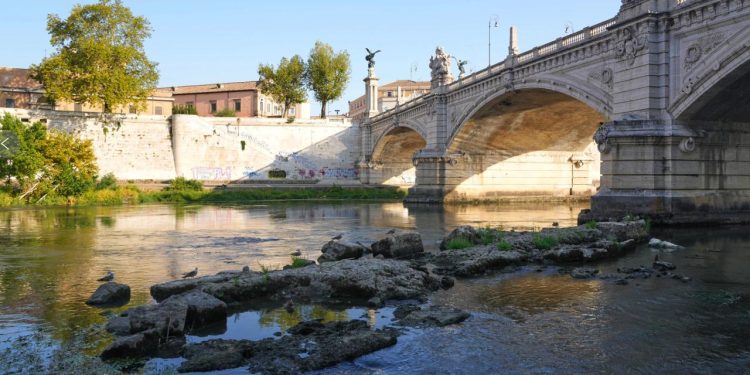 Roma’da kuraklık nedeniyle sular çekildi, 2 bin yıllık tarih gün yüzüne çıktı