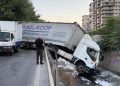 Halı yüklü tır dereye devrildi