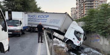 Halı yüklü tır dereye devrildi